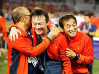HLV Park Hang Seo lặng lẽ nhặt rác, dọn dẹp khu kỹ thuật trước lúc nhận HCV SEA Games