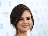 Selena Gomez để mặt mộc dạo phố