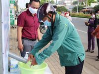 Bà bán vé số rưng rưng ôm túi gạo, có cơm ăn với kho quẹt cũng ngon