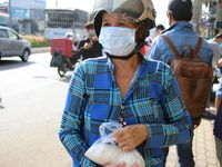 Bà bán vé số rưng rưng ôm túi gạo, có cơm ăn với kho quẹt cũng ngon