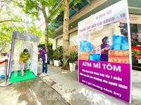 Bác sĩ mở cây 'ATM mì và trứng' phát 100.000 suất quà cho người nghèo
