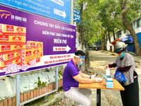 Bác sĩ mở cây 'ATM mì và trứng' phát 100.000 suất quà cho người nghèo