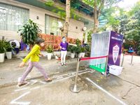 Bác sĩ mở cây 'ATM mì và trứng' phát 100.000 suất quà cho người nghèo