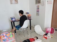 Nhìn ông bố trông con kiểu này liệu các bà vợ có dám nhờ?