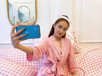 Những bộ cánh kém tinh tế lộ thân hình 'cò hương' của Nhã Phương