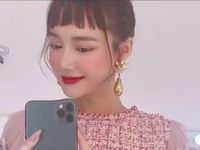 Nhã Phương 'than' mặt tròn như trứng gà nhưng fan lại chỉ thấy dùng app đến méo cả điện thoại