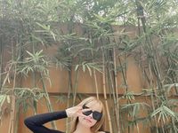 Thiều Bảo Trâm để lộ đầu gối 'củ lạc', đôi chân tong teo khiến dân mạng tò mò