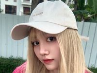 Cổ vũ Euro 2020, hot girl TikTok triệu follow gây chú ý vì điều này?