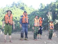 Cận cảnh hình ảnh chia thành nhiều mũi, lấp suối mở đường để tìm kiếm 11 công nhân mất tích ở Rào Trăng 3