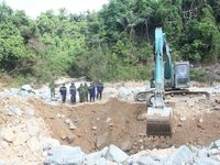Cận cảnh hình ảnh chia thành nhiều mũi, lấp suối mở đường để tìm kiếm 11 công nhân mất tích ở Rào Trăng 3