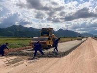 Tạm gác nghỉ lễ, công nhân vẫn tất bật trên đại công trường cao tốc Bắc - Nam