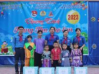 Đoàn Khối Cơ quan - Doanh nghiệp tỉnh tặng quà Trung thu cho thiếu nhi xã Tung Chung Phố