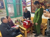 Tận tình hỗ trợ cử tri già yếu, Công an phường Ngọc Hà để lại dấu ấn đẹp trong ngày bầu cử
