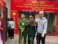 Tận tình hỗ trợ cử tri già yếu, Công an phường Ngọc Hà để lại dấu ấn đẹp trong ngày bầu cử