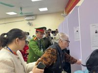 Tận tình hỗ trợ cử tri già yếu, Công an phường Ngọc Hà để lại dấu ấn đẹp trong ngày bầu cử