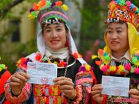 Chùm ảnh: Ngày hội bầu cử rực rỡ sắc màu dân tộc dưới chân cột cờ Lũng Cú