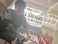 20 phút nghẹt thở giải cứu bé trai mắc kẹt giữa vách 2 căn nhà