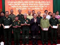 Trưởng Ban Tuyên giáo và Dân vận Trung ương tặng quà các gia đình chính sách tại Tuyên Quang