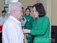 Trao tặng Huy hiệu Đảng cho 12 đảng viên Đảng bộ xã Hương Cần