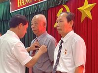 Trao tặng Huy hiệu Đảng cao quý cho 119 đảng viên lão thành