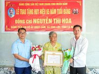 Nhiều địa phương tổ chức trao Huy hiệu Đảng đợt 19/5