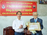 Nhiều địa phương tổ chức trao Huy hiệu Đảng đợt 19/5