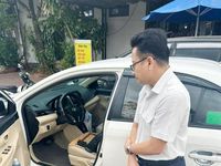 Bắt quả tang cán bộ thuế nhận 100 triệu đồng từ giám đốc công ty