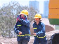 Nắng như đổ lửa, nhịp sống Hà Nội vẫn không ngừng chuyển động