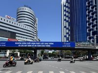 Người dân Hà Nội chật vật mưu sinh dưới nắng nóng gay gắt 40 độ C