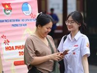 Thí sinh bước vào môn thi đầu tiên Kỳ thi tuyển sinh lớp 10 công lập Hà Nội