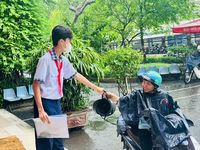 Mưa bất chợt, học sinh vẫn đội mưa tiếp sức thí sinh