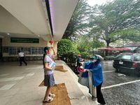 Mưa bất chợt, học sinh vẫn đội mưa tiếp sức thí sinh