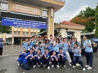 Mưa bất chợt, học sinh vẫn đội mưa tiếp sức thí sinh