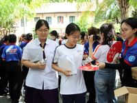 Sinh viên tình nguyện tiếp sức sĩ tử trên từng cây số