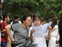 Thi tốt nghiệp THPT 2026: Kết thúc môn Toán, sĩ tử 'thở phào'