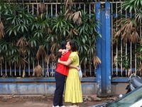 Kỳ thi Tốt nghiệp THPT 2026: Nữ sinh bật khóc nức nở khi nghe lời động viên của mẹ