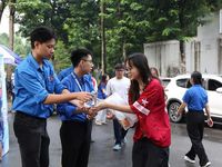 Kỳ thi Tốt nghiệp THPT 2026: Nữ sinh bật khóc nức nở khi nghe lời động viên của mẹ