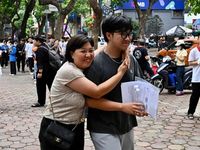 Cha mẹ đồng hành cùng sĩ tử: 'Điểm số không quan trọng bằng việc con trưởng thành'
