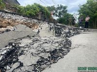 Người dân bất an vì đoạn đường trước nhà bỗng nứt toác, sụt lún hơn 2m