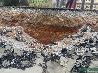 Người dân bất an vì đoạn đường trước nhà bỗng nứt toác, sụt lún hơn 2m
