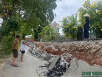 Người dân bất an vì đoạn đường trước nhà bỗng nứt toác, sụt lún hơn 2m