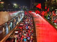 Người dân Thủ đô đội mưa ăn mừng chiến thắng của đội tuyển Việt Nam