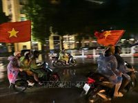 Người dân Thủ đô đội mưa ăn mừng chiến thắng của đội tuyển Việt Nam
