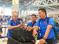 ĐT Việt Nam hân hoan về nước sau chiến thắng Thái Lan, chờ nâng cúp AFF Cup ở Mỹ Đình