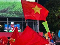 TP.HCM rực sắc đỏ, người hâm mộ 'đi bão' mừng đội tuyển Việt Nam