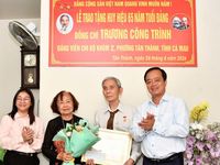 Trao Huy hiệu Đảng đợt 2/9, tri ân cống hiến của các thế hệ đảng viên