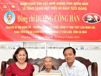 Trao Huy hiệu Đảng đợt 2/9, tri ân cống hiến của các thế hệ đảng viên