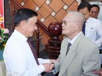 Hình ảnh trao Huy hiệu 80 năm tuổi Đảng cho đảng viên lão thành ở Đà Nẵng