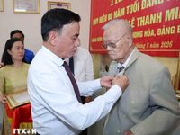 Hình ảnh trao Huy hiệu 80 năm tuổi Đảng cho đảng viên lão thành ở Đà Nẵng