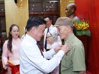 Hình ảnh trao Huy hiệu 80 năm tuổi Đảng cho đảng viên lão thành ở Đà Nẵng